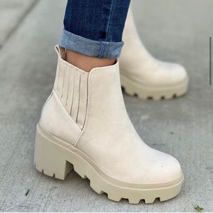 Soda chunky leather beige boots